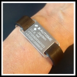 Autisme armband met naam gegraveerd op leren band