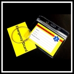 Medische sleutelhanger fel geel kaartje in waterdicht hoesje