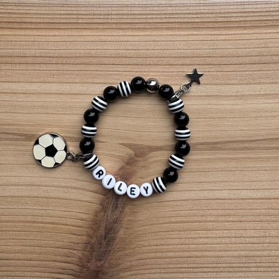 Kindersieraden: jongens armband met naam model "black and white"     