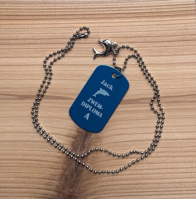 Ketting dogtag gegraveerd met naam en zwemdiploma 