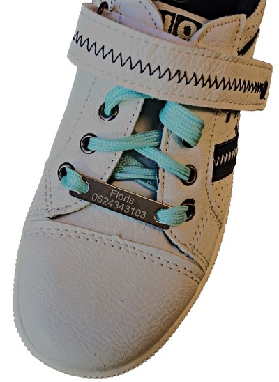 Shoe tag gegraveerd 2 regels RVS met glow in the dark veters