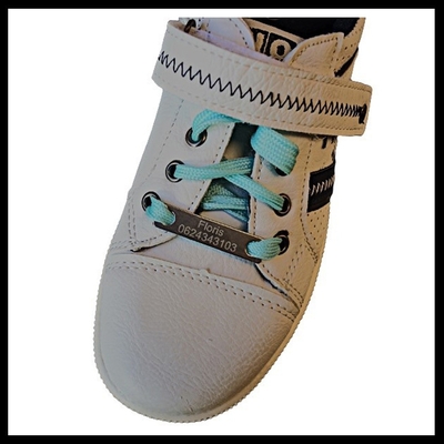 Shoe tag gegraveerd 2 regels RVS met glow in the dark veters