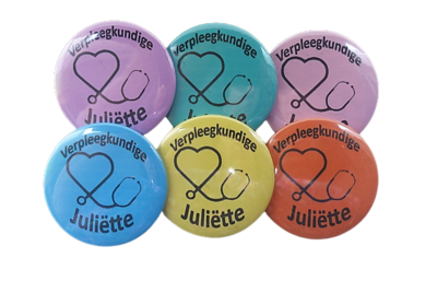 Button verpleegkundige 1 stuk 5cm of 7,5cm