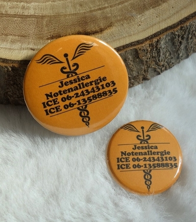 Button esculaap eigen tekst per stuk in 3 maten verkrijgbaar