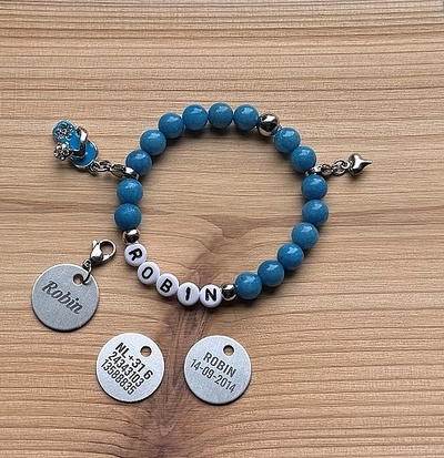 Kindersieraden: meisjes armbandje met naam model "naam bedel"  