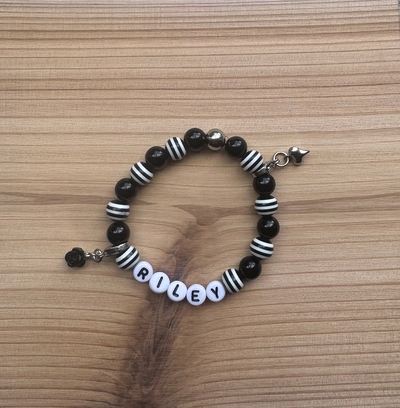 Kindersieraden: meisjes armband met naam model "nieuw begin" 
